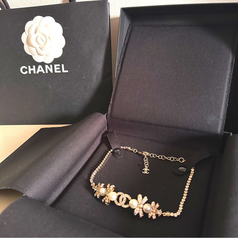 Chanel pearl bow necklace with box and bag